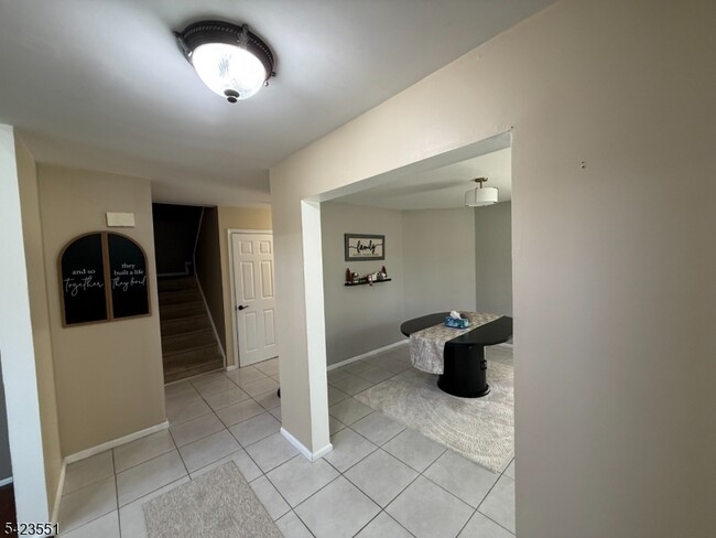 Building Photo - 2 Sapphire Ln