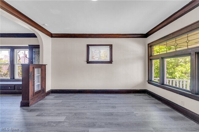 Building Photo - 9404 Cardwell Ave