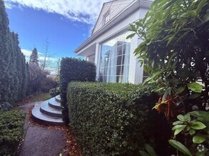 Building Photo - Kirkland Home