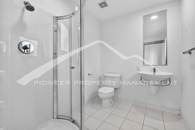 Building Photo - Stunning Condo with City Views and 2 Reser...