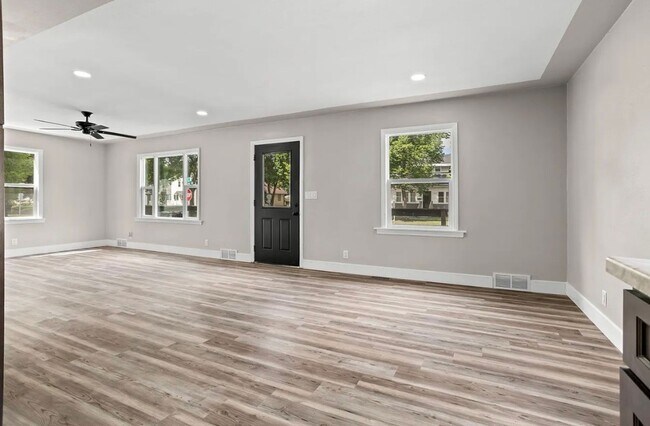 Building Photo - 1601 11th St N
