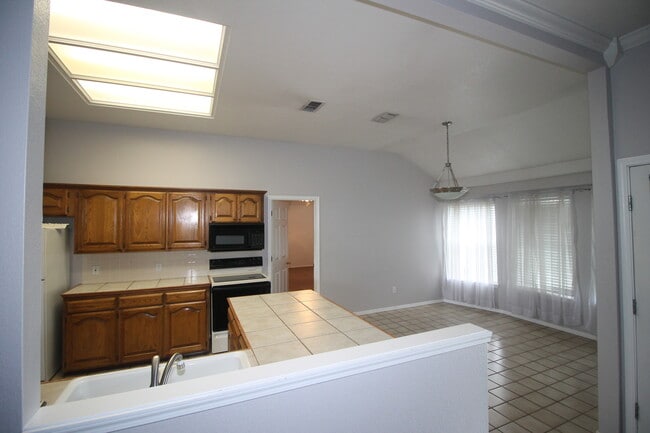 Building Photo - 2300 Northglen Dr