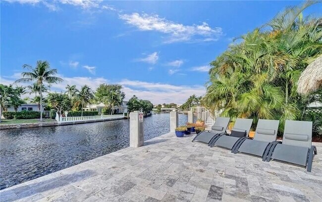 Building Photo - 2830 NE 55th St