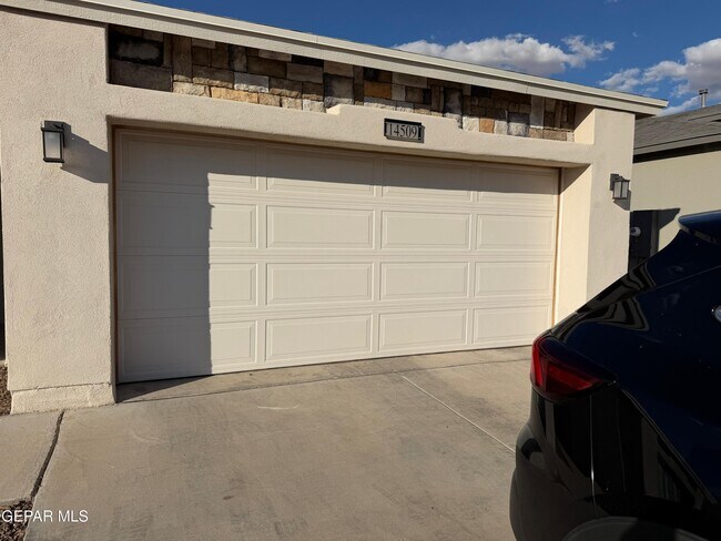 Building Photo - 14509 Johnny Mata Dr