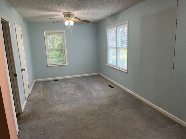 Building Photo - Charming 2 Bedroom with HUGE Yard!