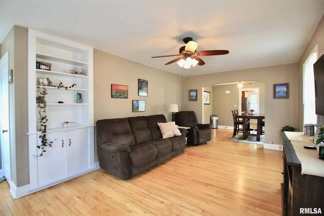 Building Photo - Beautiful 2 bed 1 bathroom home in Rock Island!