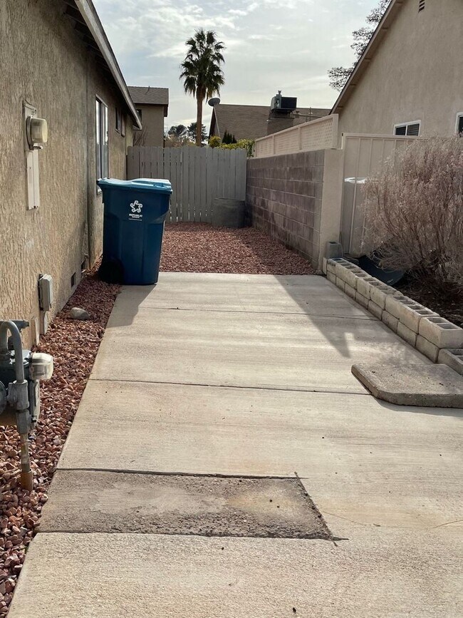 Building Photo - 2 bedroom 2 bath house near Desert Shores/ Available 4/1/2026