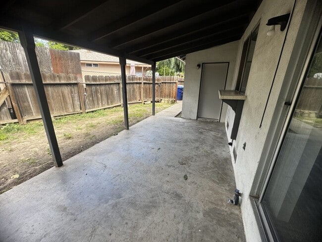 Building Photo - 3 Bedroom/2 Bath House Close to Shopping