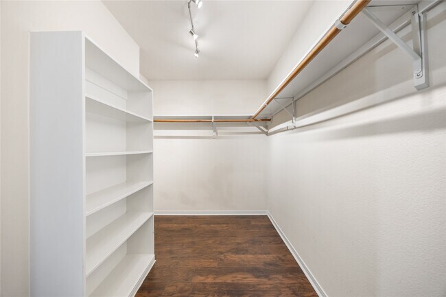 Building Photo - 15410 Redbud Dale Ct