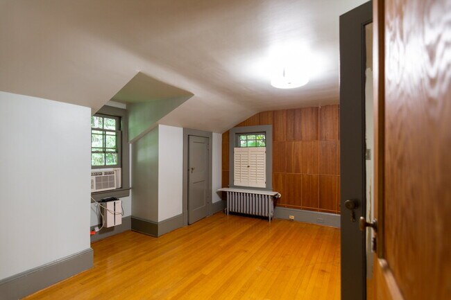 Building Photo - Inviting Stone Home for Rent – Walking Dis...