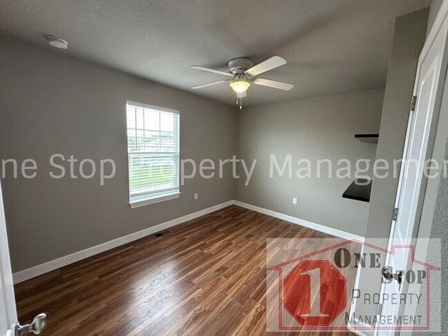 Building Photo - Gorgeous 3-Bed, 2.5-Bath Townhome in Raymore!