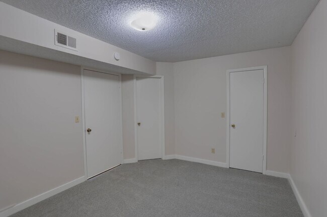 Building Photo - 385 Woodside Dr