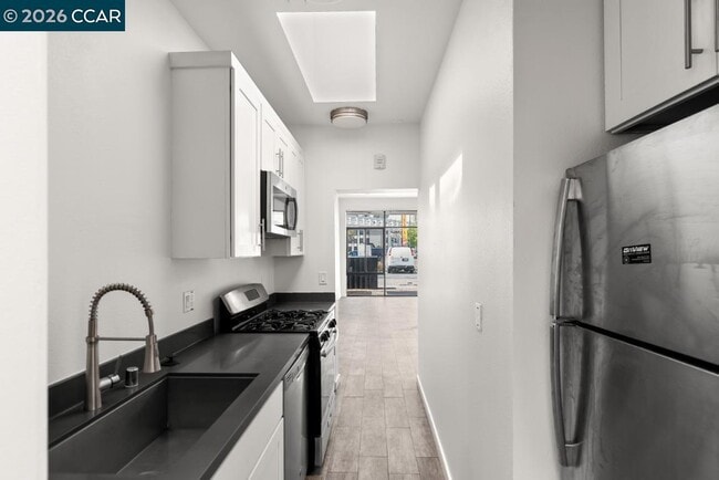 Building Photo - 646 Hegenberger Rd