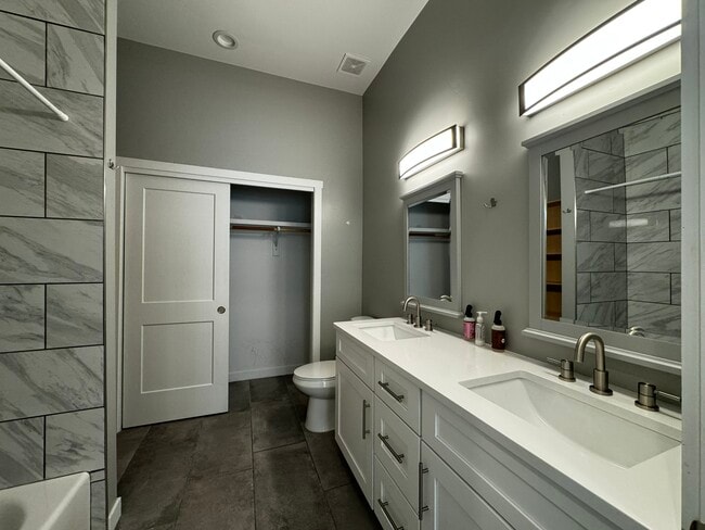 Building Photo - 844 Tijeras Ave NW