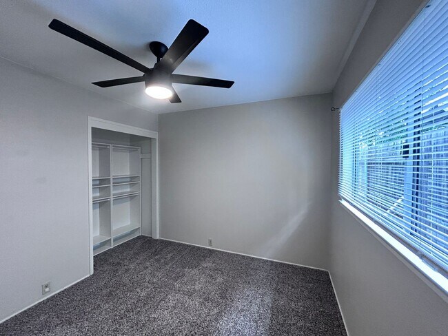 Building Photo - Three Bedroom Two Bathroom Home with Den/Home Office