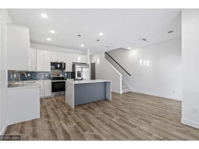 Building Photo - 425 W 8th St