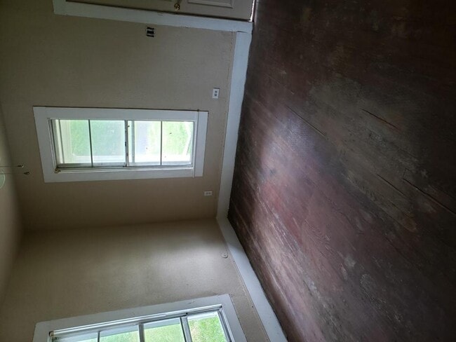 Building Photo - 319 E Nelson St