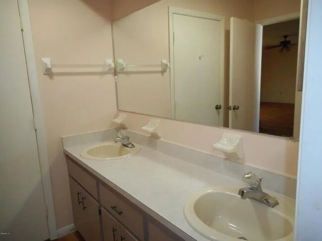 Building Photo - 10962 SW 84th Ave