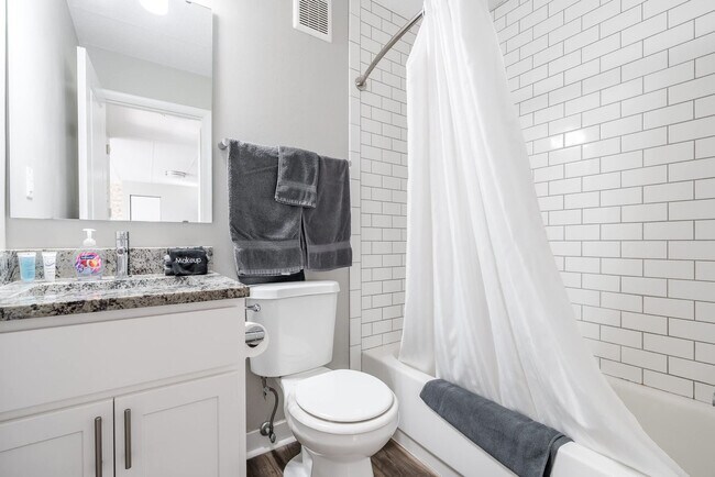 Building Photo - 615 N East St