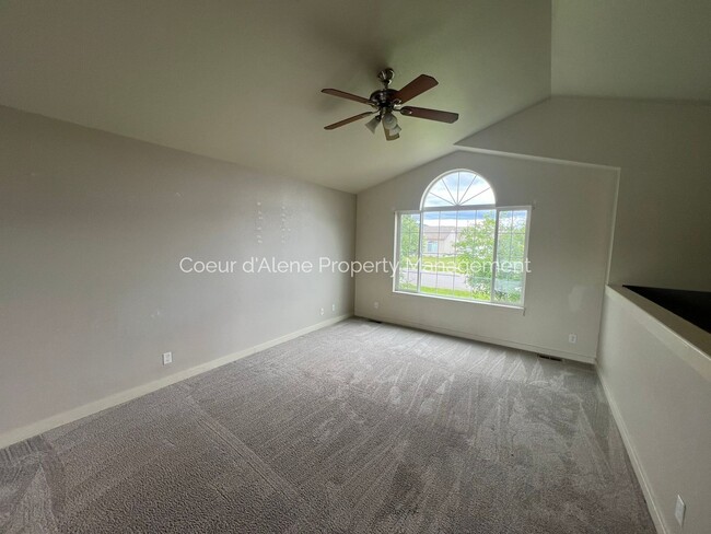 Building Photo - 3 bed house w/ family room in The Landings!