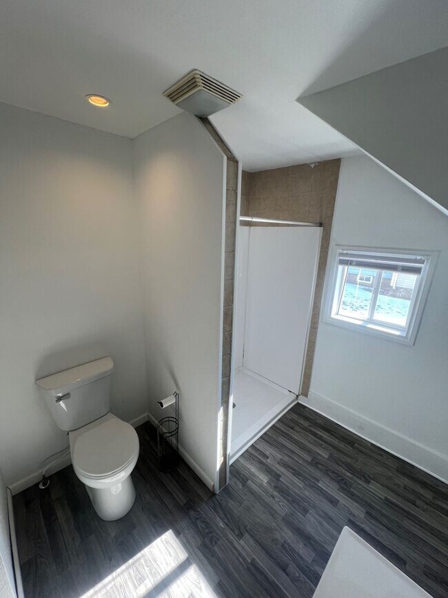 Building Photo - 4 Bedroom 2 Bath Single Family Home Available NOW!