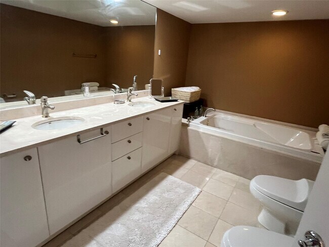 Building Photo - 16500 Collins Ave