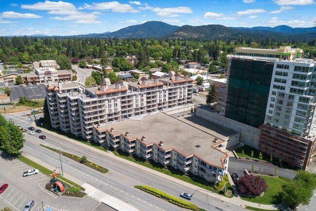 Building Photo - Beautiful Downtown Coeur d' Alene Condo  w/ Amazing Views!