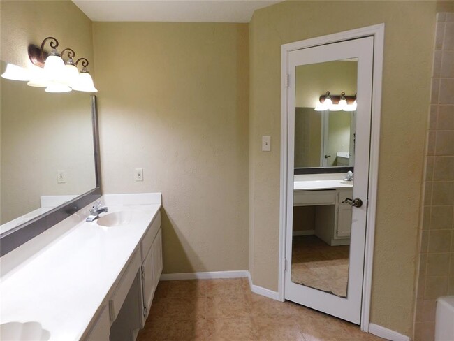 Building Photo - 2711 River Birch Dr