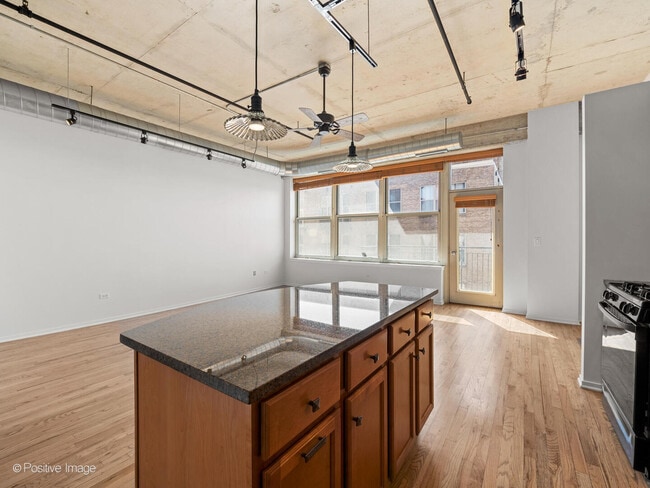 Building Photo - 6 S Laflin St
