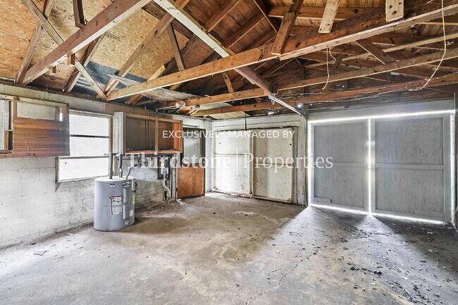 Building Photo - 3032 W 5th St