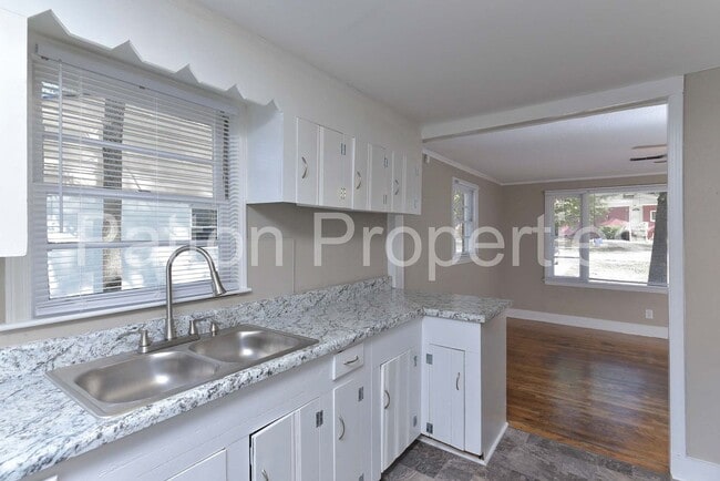 Building Photo - Belmont Home