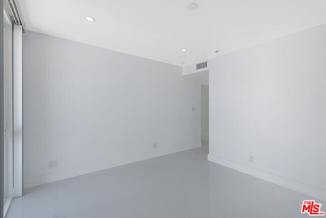 Building Photo - 2419 Ocean Front Walk