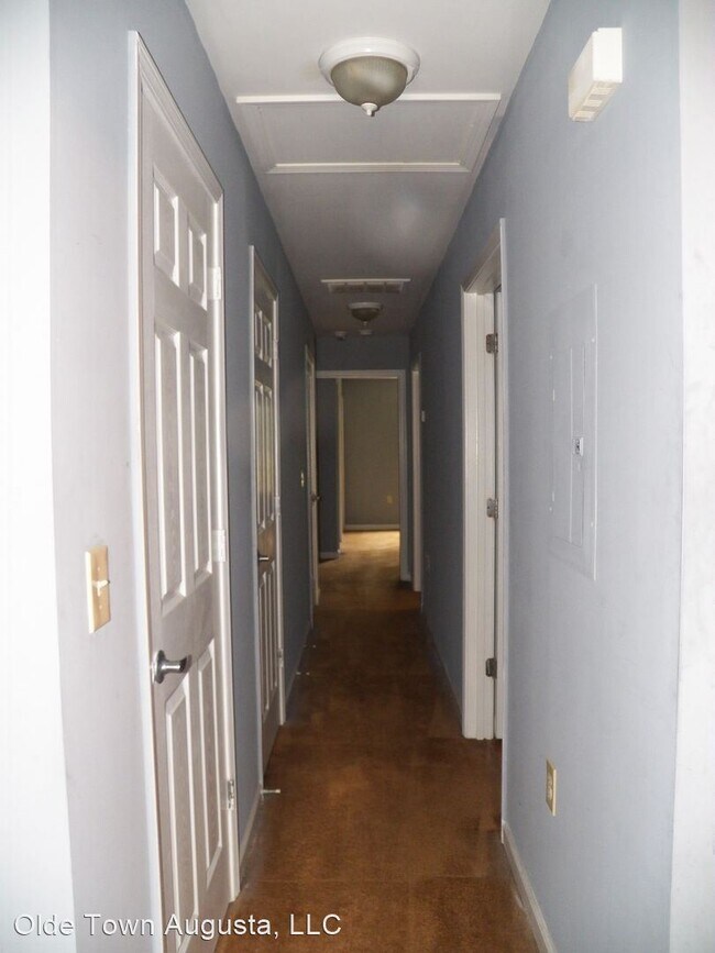 Building Photo - 604 3rd St