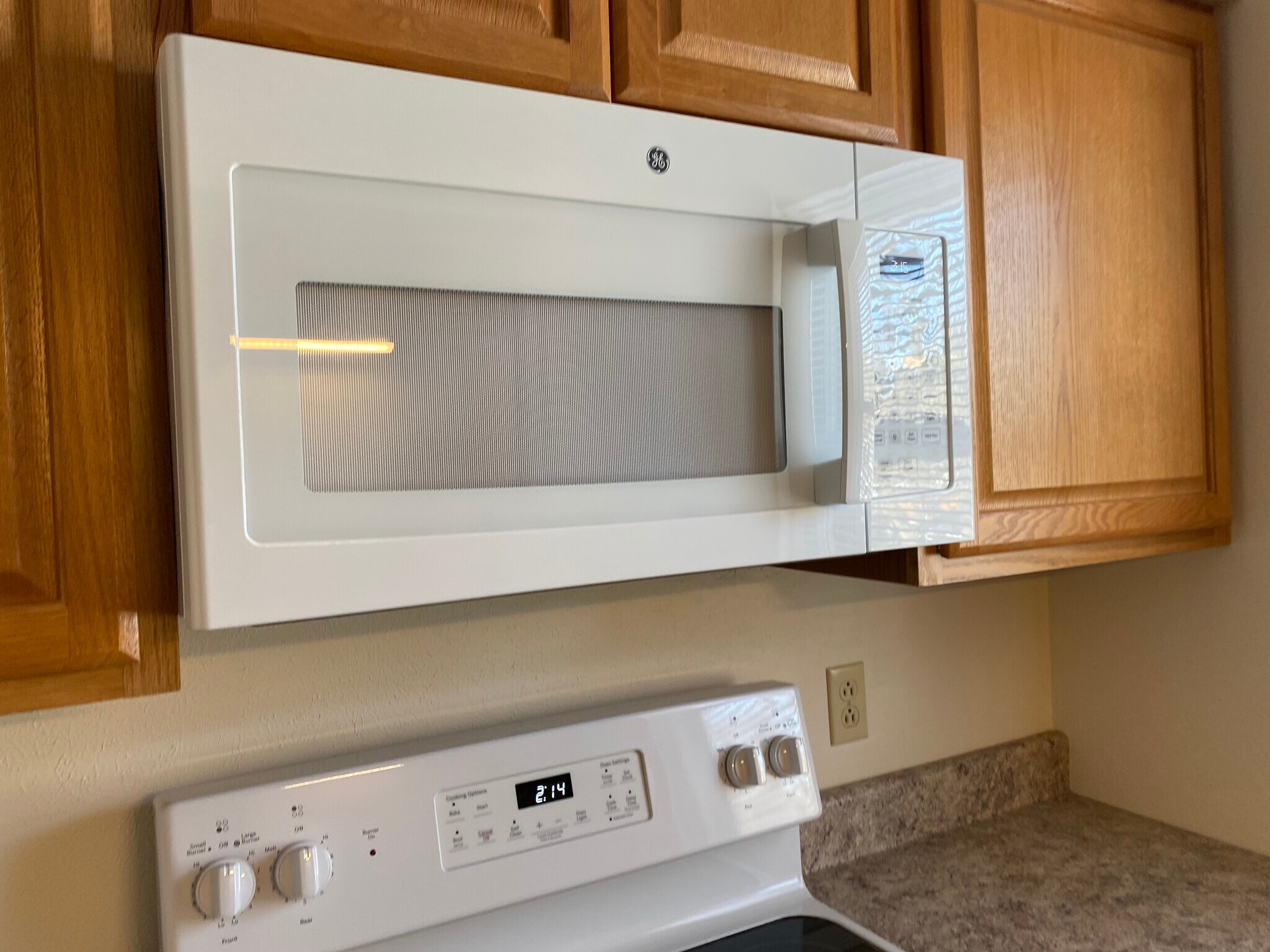 Kitchen-Microwave - 411 Poplar Ave