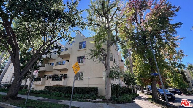 Building Photo - 5420 Sylmar Ave