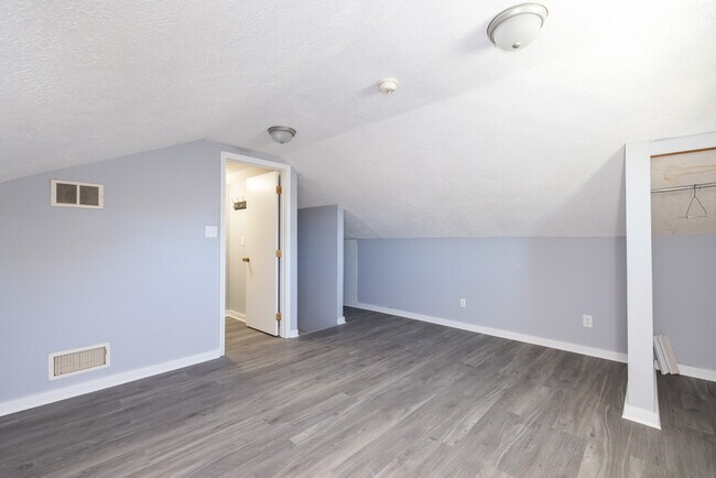 Building Photo - 1220 Manitau Ave