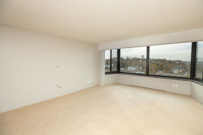 Building Photo - Unbeatable Views, Ample Amenities, 2 Bed 1...