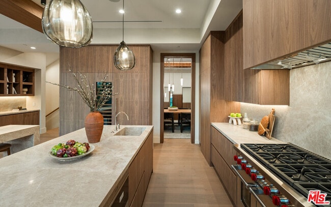 Building Photo - 565 Toyopa Dr