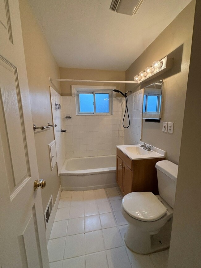 Building Photo - 920 E Mapledale Ave