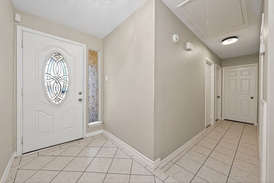 Building Photo - 18918 Droitwich Dr