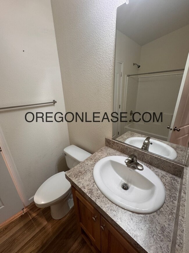 Building Photo - 3 bedroom 2 bath Veneta Home