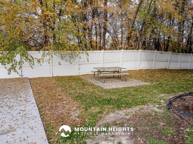 Building Photo - 26 W 7500 S