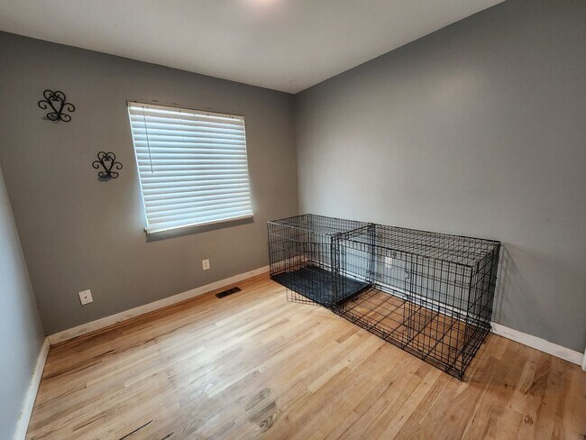 Building Photo - Stunning 3 Bed 2 Bath