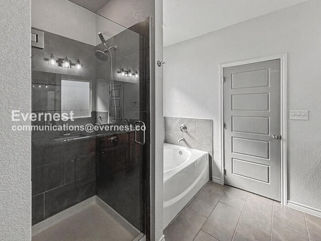 Building Photo - 702 Freedom Cir