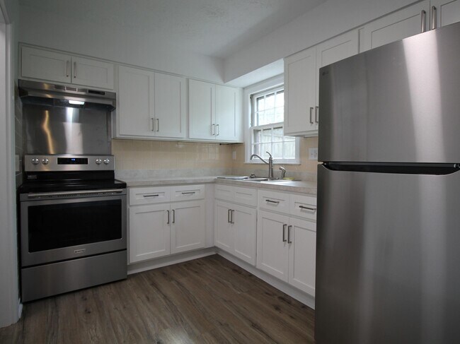 Building Photo - 2015 Garden Springs Dr