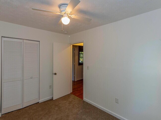 Building Photo - 3 BR, 2 BA Home with Garage and Fenced Yard