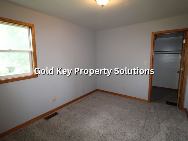 Building Photo - 3 BR 1.5 BA House with Garage and Central ...