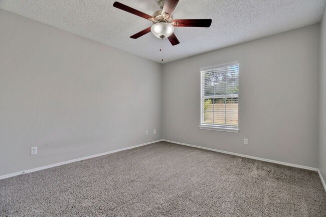 Building Photo - 3 Bed 2 Bath duplex just minutes to I-49