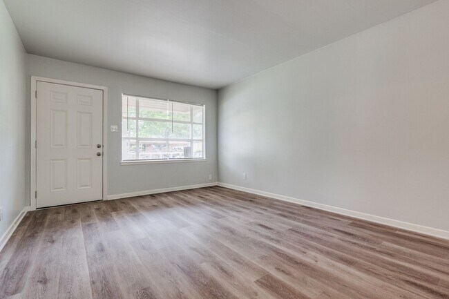 Building Photo - 10637 Dunaway Dr