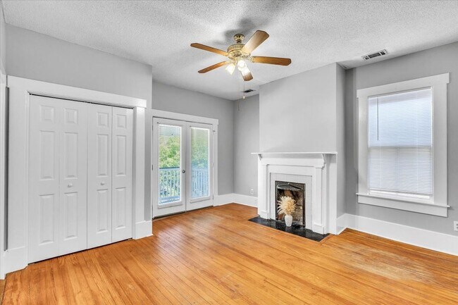 Building Photo - 3 bedroom 2 bath Downtown Savannah apartment